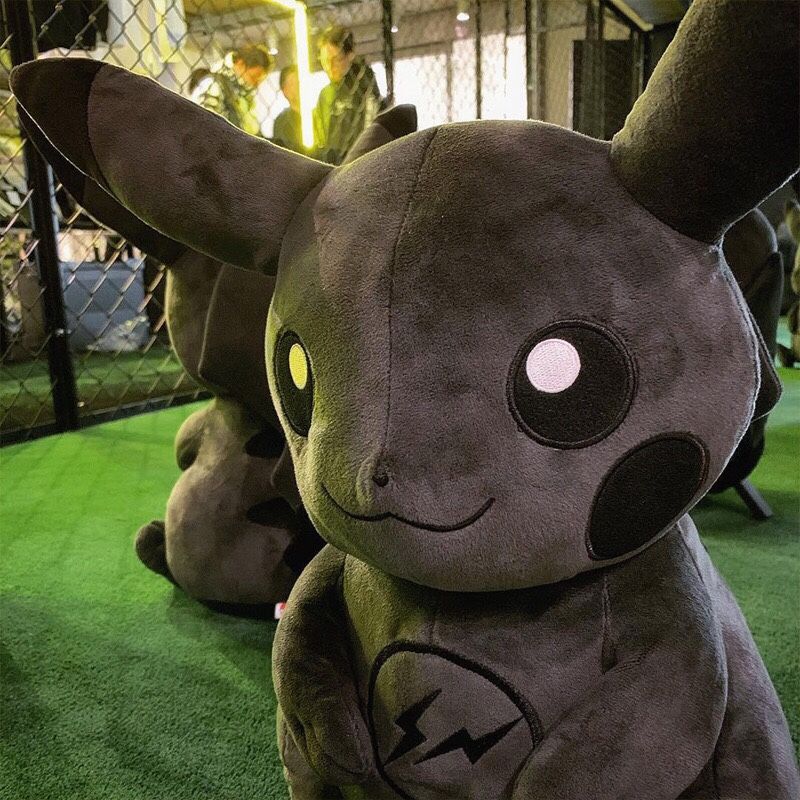 Peluche Pokémon™ X Fragment Design™ Dark Pikachu 30CM