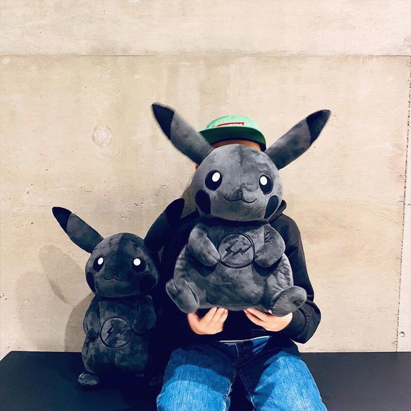Peluche Pokémon™ X Fragment Design™ Dark Pikachu 30CM