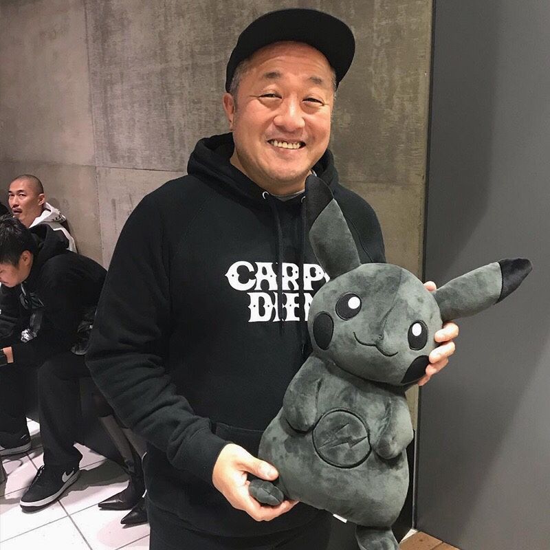Peluche Pokémon™ X Fragment Design™ Dark Pikachu 30CM