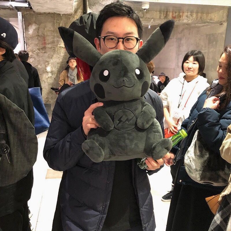 Peluche Pokémon™ X Fragment Design™ Dark Pikachu 30CM