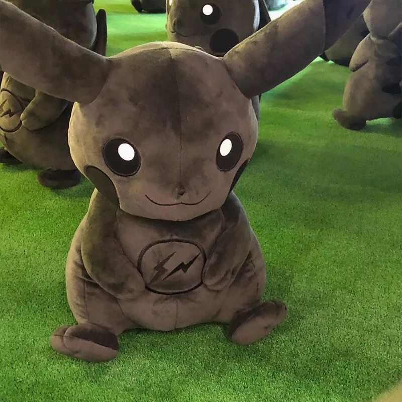 Peluche Pokémon™ X Fragment Design™ Dark Pikachu 30CM